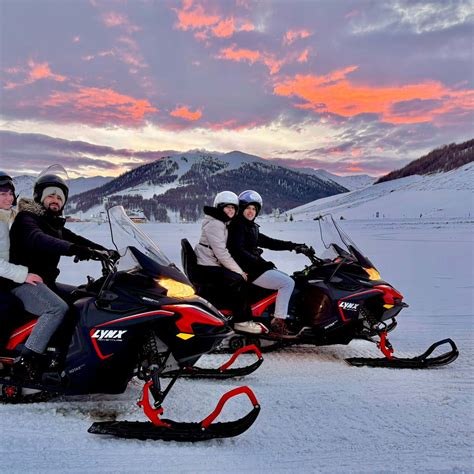 Guida di motoslitta che mostra la via a un gruppo