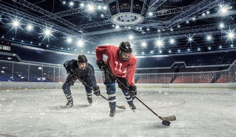 Foto di una partita di hockey su ghiaccio con giocatori in azione