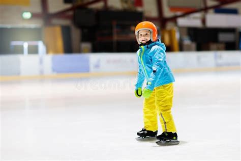 Istruttrice che guida bambini durante una lezione di pattinaggio sul ghiaccio