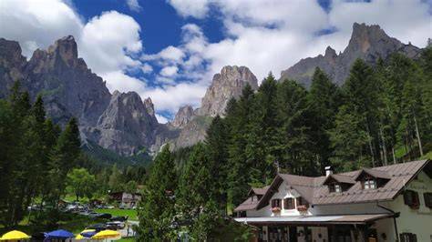 Immagine di un rifugio alpino accogliente con vista sulle montagne