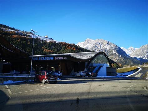 Vista esterna del Palaghiaccio di Bormio