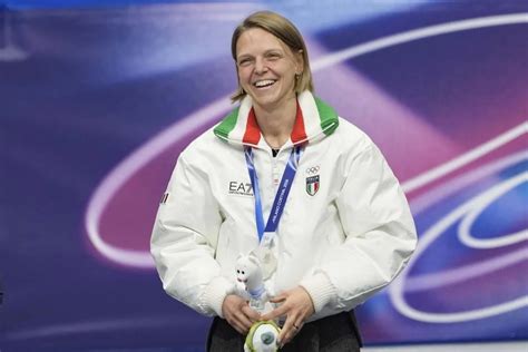 Arianna Fontana in posa con una medaglia olimpica