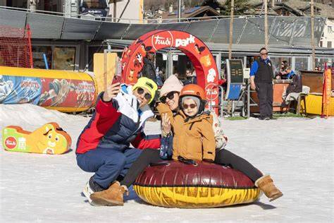 Bambini che giocano in un parco giochi sulla neve in un comprensorio sciistico