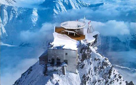 Vista panoramica mozzafiato dal Monte Bianco con cime innevate e cielo azzurro