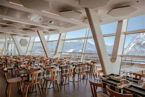 Interno di un bar/ristorante in una stazione della Skyway con arredi in legno e vista panoramica