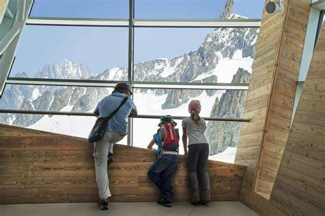Pavimento vetrato della terrazza panoramica a Punta Helbronner con vista sulle montagne sottostanti