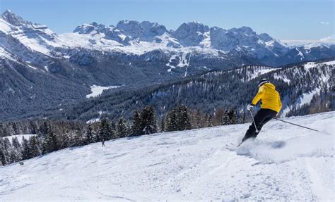 Panorama della Val di Sole con piste da sci innevate e montagne sullo sfondo