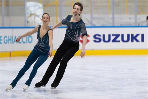 Sara Conti e Niccolò Macii in una posa artistica sul ghiaccio