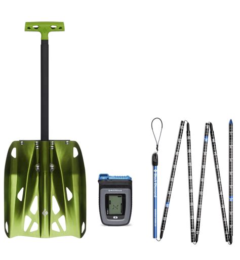 Primo piano di attrezzatura da scialpinismo: ARTVA, pala, sonda, casco.