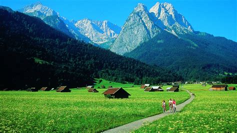 Foto panoramica di Garmisch-Partenkirchen con le montagne circostanti