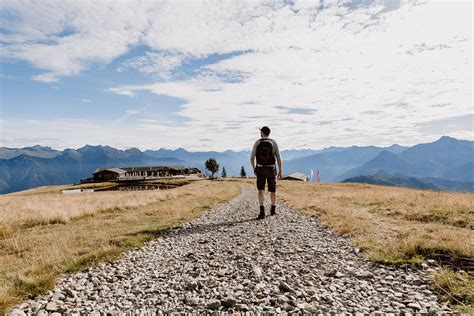 Famiglia in escursione su un sentiero panoramico a Folgaria