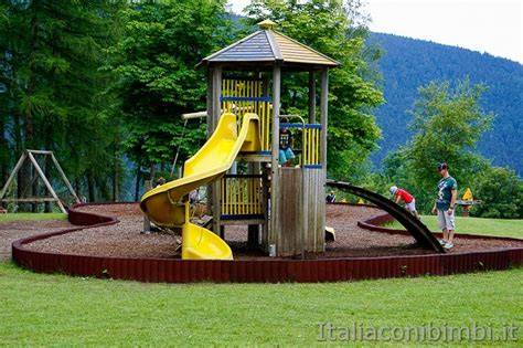 Bambini che giocano in un parco avventura a Folgaria