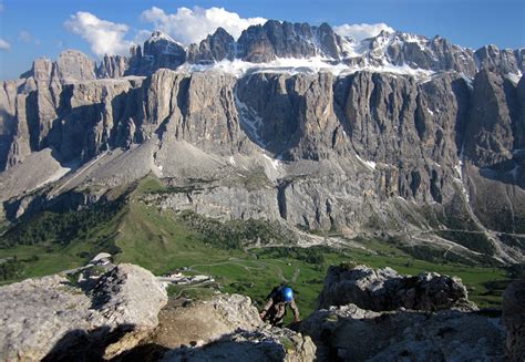 Panoramica aerea del massiccio del Sella con i sentieri MTB segnati