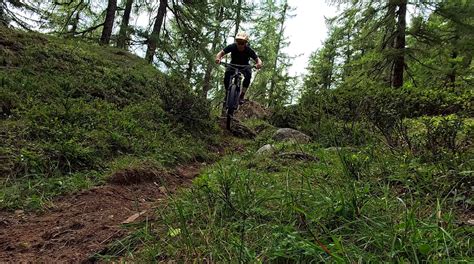 Ciclista che affronta un single trail impegnativo nel Sellaronda