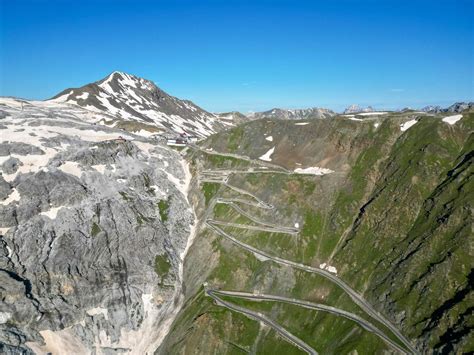 Vista panoramica del Passo dello Stelvio con le sue iconiche curve a tornante
