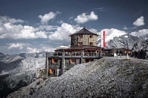 Il Rifugio Tibet Hutte con la sua caratteristica forma circolare