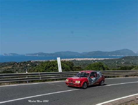 Foto panoramica del percorso della Alghero Scala Piccada con auto da corsa in azione