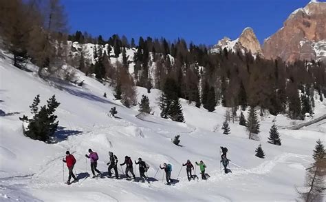 Gruppo di persone durante una ciaspolata in montagna