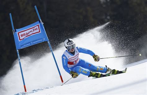 Atleti di sci alpino in gara su una pista innevata