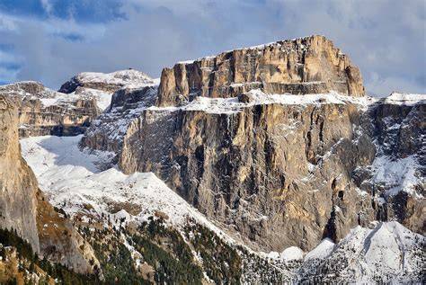 Panoramica delle Dolomiti con il Massiccio del Sella in primo piano