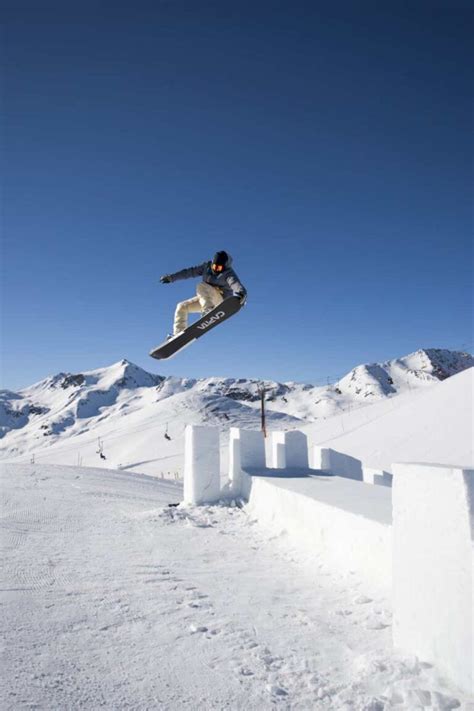 Snowpark con vari ostacoli e strutture per il freestyle