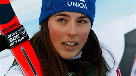 Foto di Petra Vlhova in azione durante una gara di sci alpino.