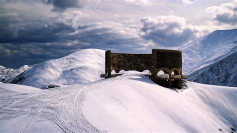 Panorama invernale delle montagne del Salisburghese con tracce di ciaspole