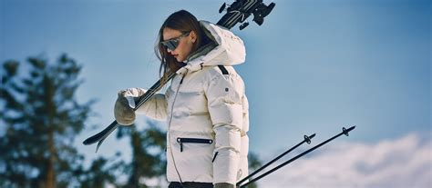 Modella con giacca da sci 8848 Altitude, mostrando il design elegante e funzionale