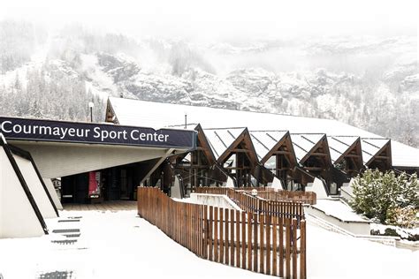 Esterno del Courmayeur Sport Center con indicazione della pista di pattinaggio