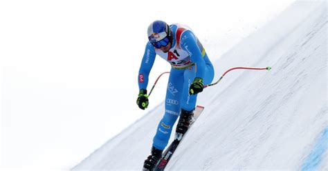 Atleti di sci alpino pronti alla partenza di una gara di Super-G