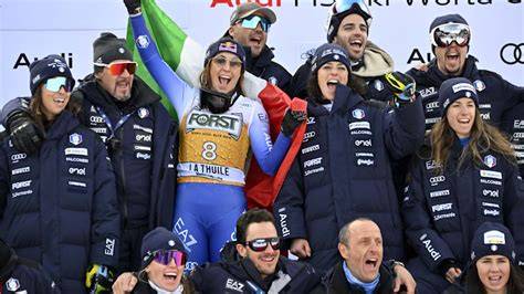 Atleti di sci alpino che festeggiano sul podio