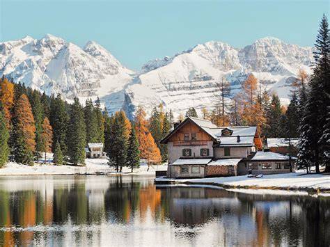 Paesaggio invernale con ciaspolatori in Trentino