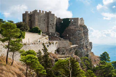 panoramica di Erice con il castello di Venere e il borgo medievale