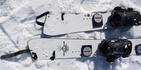 Tavola da splitboard divisa in sci per la salita