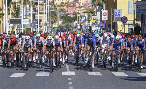 Panorama alpino italiano con ciclisti su una pista panoramica