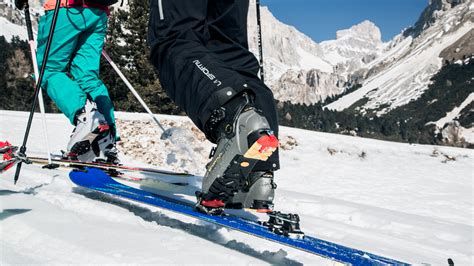 Dettaglio di un nasello regolabile e inserti gommati su un occhiale da sci alpinismo
