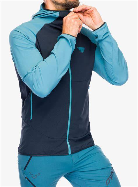 Modello che indossa il completo softshell Dynafit in ambiente montano