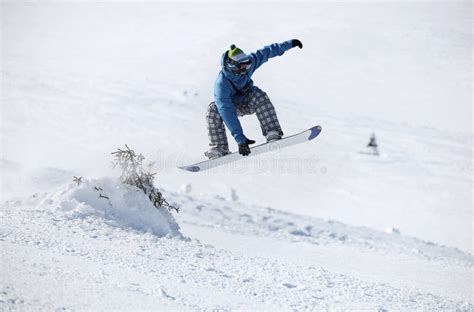 giovane snowboarder in azione su una pista innevata