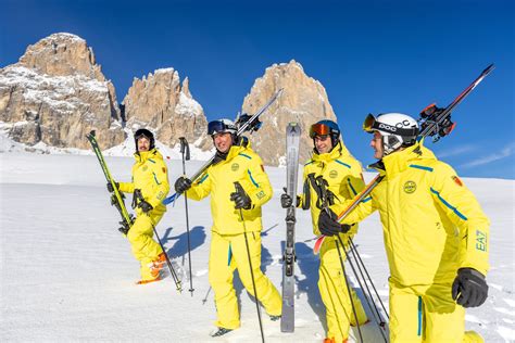Illustrazione comparativa delle posture di sci e snowboard