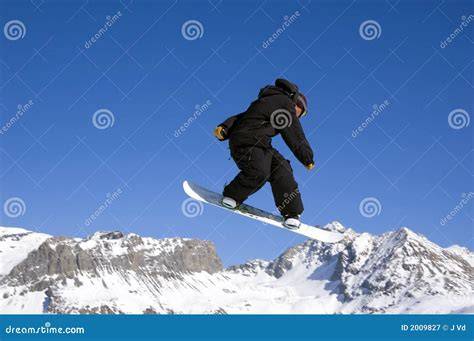 Immagine di uno snowboarder che sgancia un piede per salire su una seggiovia