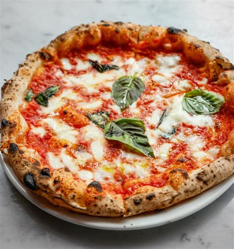 Immagine di una pizza appetitosa, chiaramente contrassegnata come