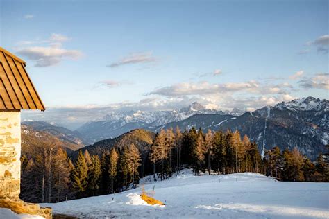 Panoramica dell'Alpe di Ugovizza coperta di neve, con boschi e prati innevati