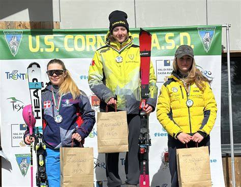 podio di uno slalom notturno con i primi tre classificati
