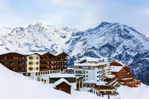 Panorama di una stazione sciistica in Austria con montagne innevate e piste da sci ben curate.
