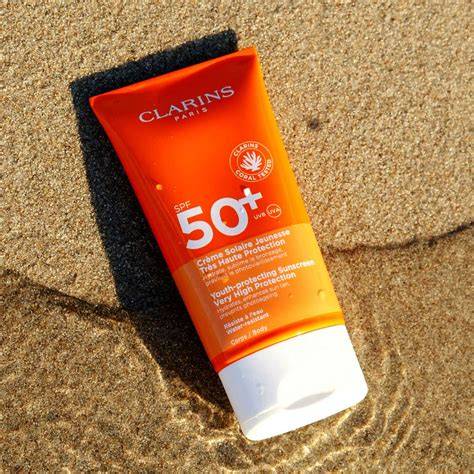 vari oggetti utili per sciare come zainetto, crema solare e balsamo labbra