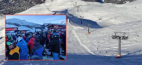 persone che si divertono in un bar sulle piste da sci