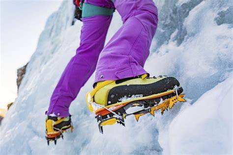 Immagine di moderni ramponi con soletta anti-neve e punte anteriori aggressive.