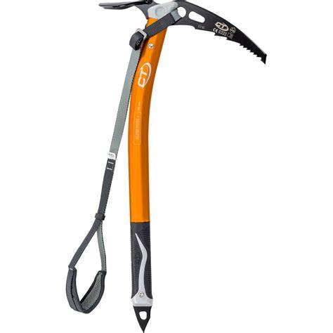 Una moderna piccozza in carbonio con impugnatura ergonomica.