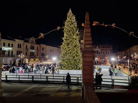 Piazza Martiri di Borgomanero addobbata per Natale con la pista di pattinaggio sul ghiaccio e l'albero luminoso