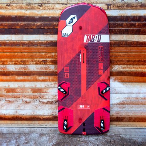 Schema della forma di una tavola da slalom con evidenziati bottom shape, deck shape e rail.